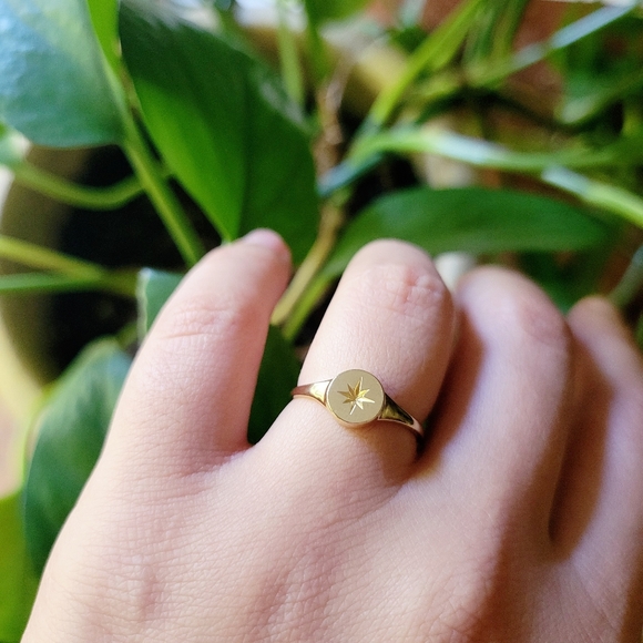 Classic 9ct 9K Solid Gold Dainty Sunburst Star Signet Ring, size 6 - Picture 3 of 9
